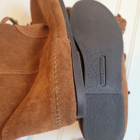 Minnetonka Suede Camel color Fringe Boots Women's 7 - Picture 4 of 7